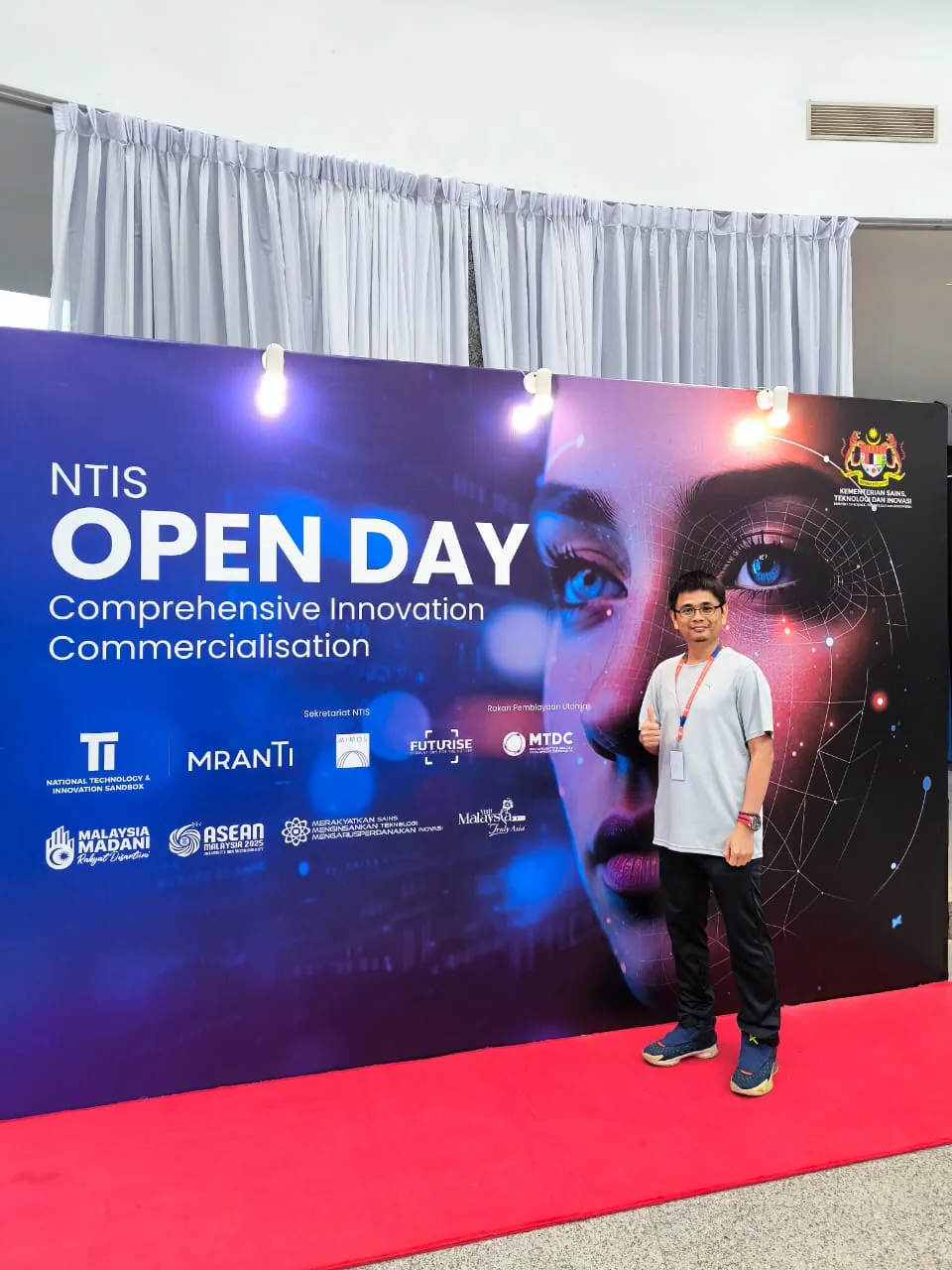 Hunter Ho attending NTIS Open Day innovation commercialisation event