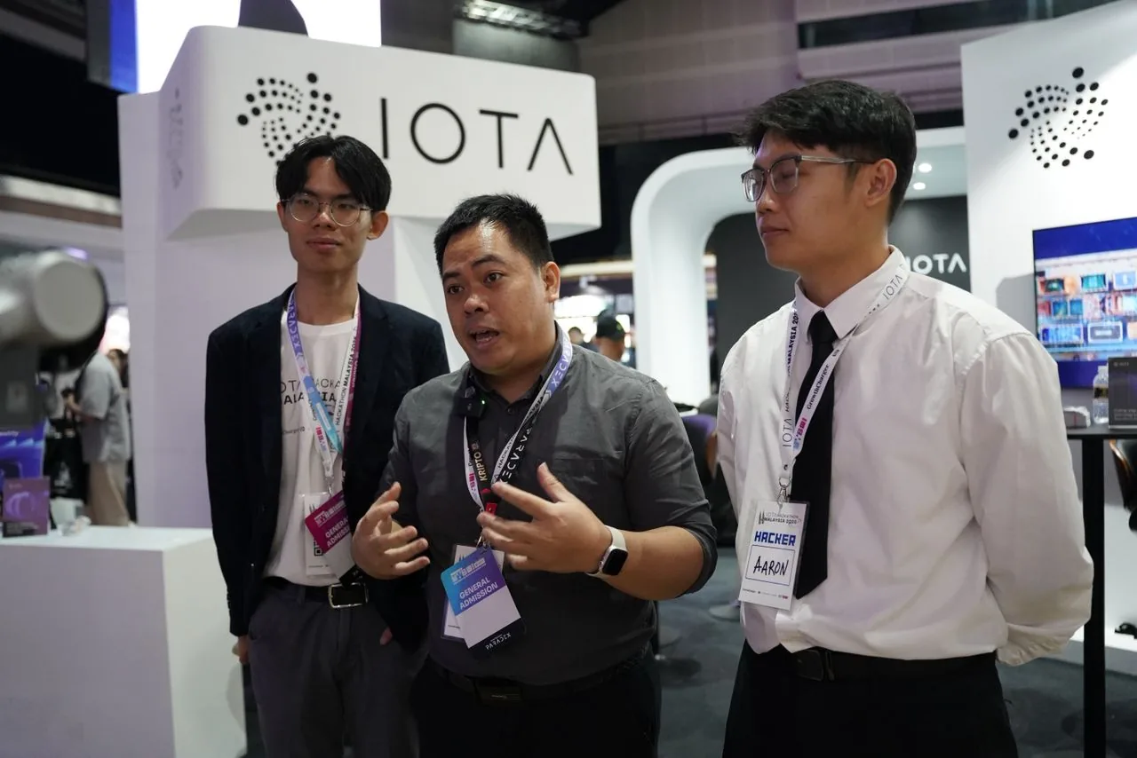 Hunter Ho and team discussing at IOTA event booth